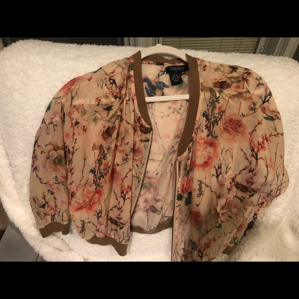 Light short jacket type blouse with zipper closure